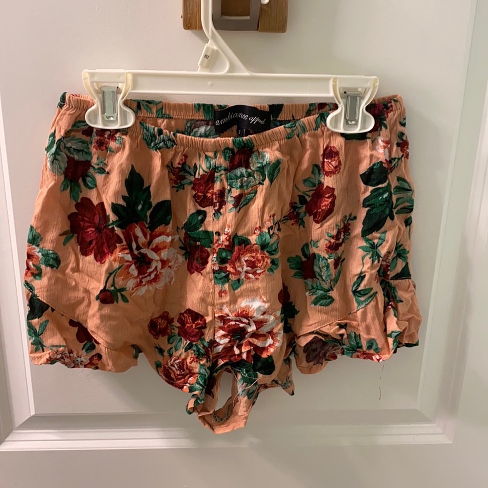 Floral beach shorts with ruffle detailing. Great condition. Size XS
